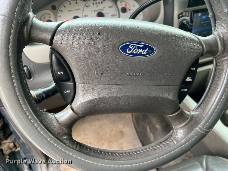 image for item JU9657 2001 Ford Explorer Sport Trac  Crew Cab pickup truck