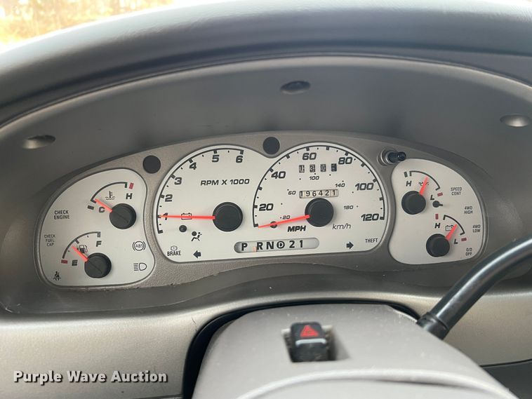 image for item JU9657 2001 Ford Explorer Sport Trac  Crew Cab pickup truck