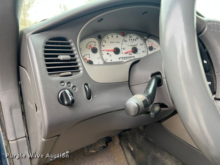 image for item JU9657 2001 Ford Explorer Sport Trac  Crew Cab pickup truck