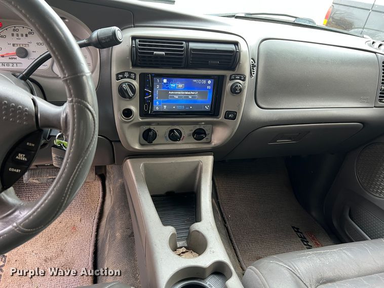 image for item JU9657 2001 Ford Explorer Sport Trac  Crew Cab pickup truck