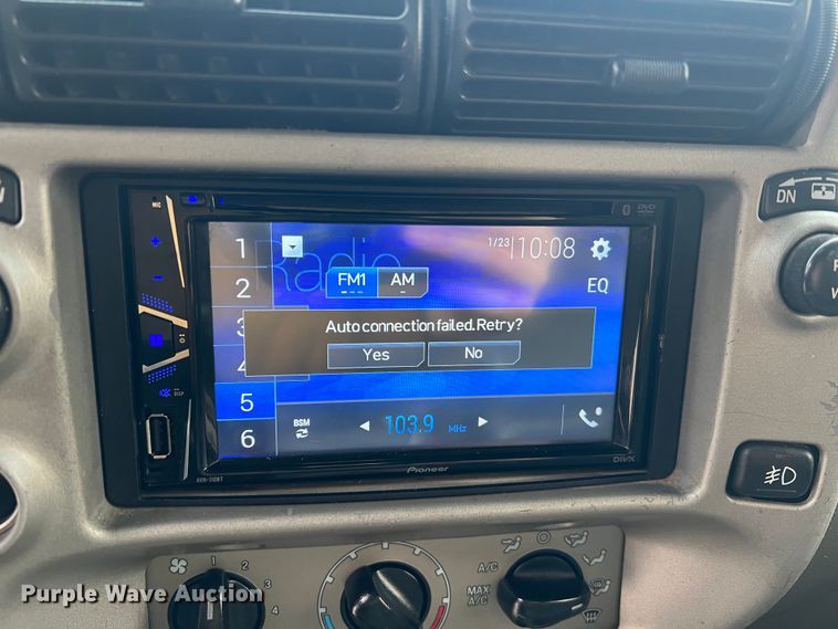 image for item JU9657 2001 Ford Explorer Sport Trac  Crew Cab pickup truck