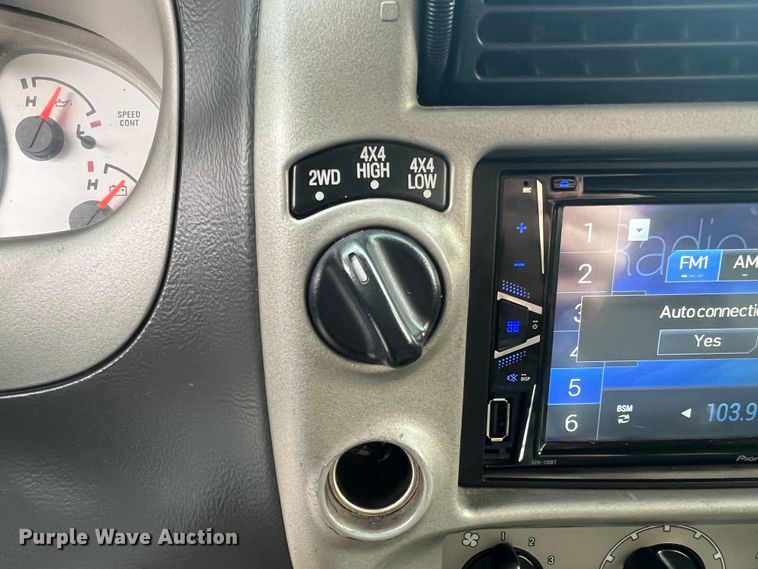 image for item JU9657 2001 Ford Explorer Sport Trac  Crew Cab pickup truck