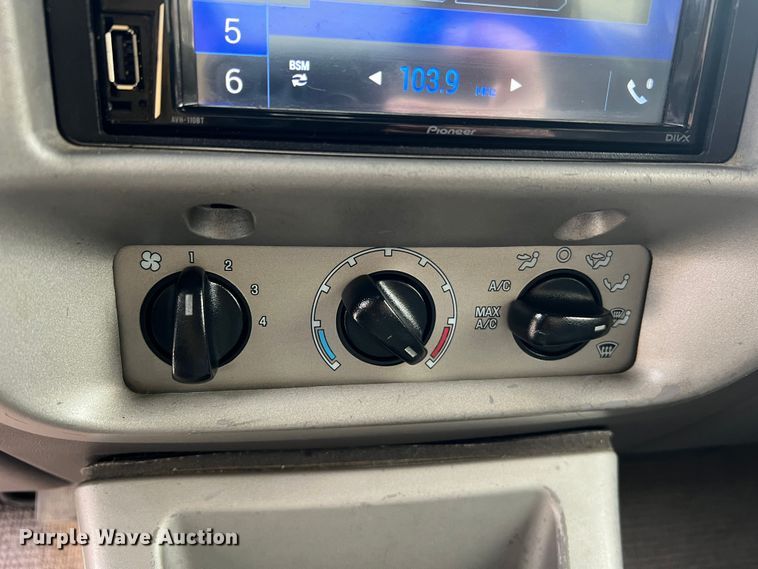 image for item JU9657 2001 Ford Explorer Sport Trac  Crew Cab pickup truck