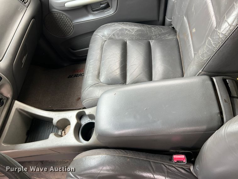 image for item JU9657 2001 Ford Explorer Sport Trac  Crew Cab pickup truck