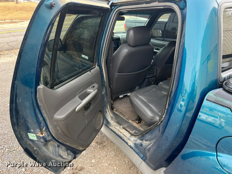 image for item JU9657 2001 Ford Explorer Sport Trac  Crew Cab pickup truck