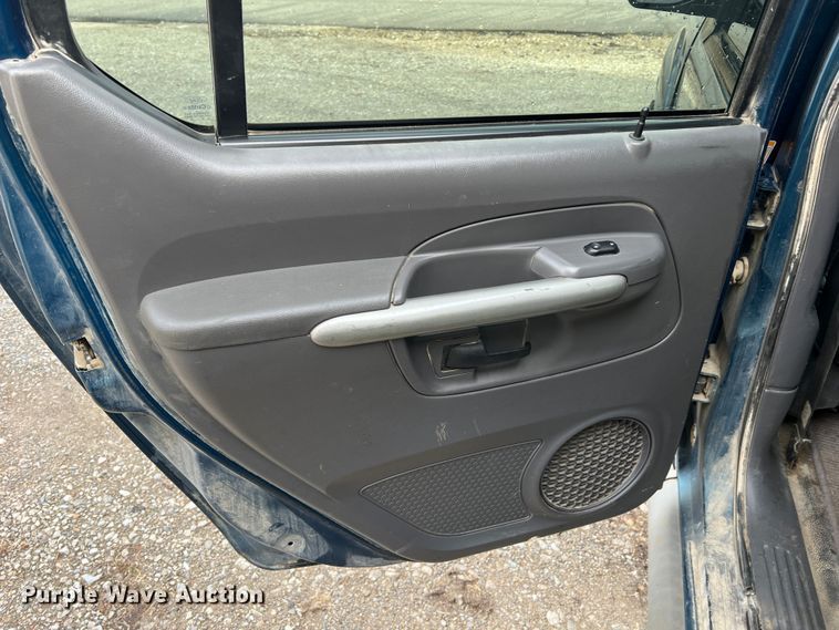 image for item JU9657 2001 Ford Explorer Sport Trac  Crew Cab pickup truck