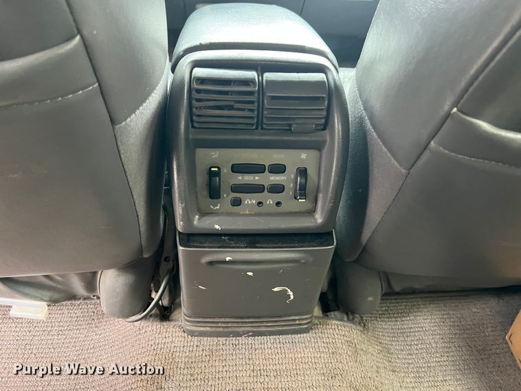 image for item JU9657 2001 Ford Explorer Sport Trac  Crew Cab pickup truck