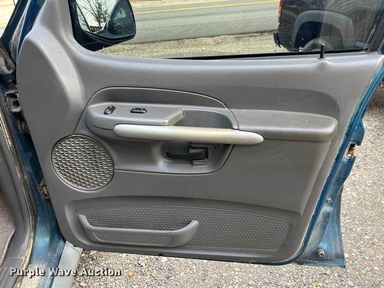 image for item JU9657 2001 Ford Explorer Sport Trac  Crew Cab pickup truck