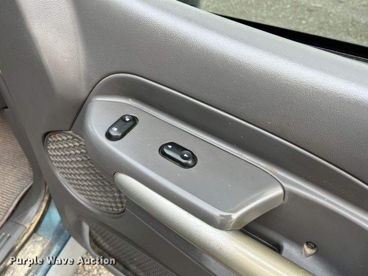 image for item JU9657 2001 Ford Explorer Sport Trac  Crew Cab pickup truck