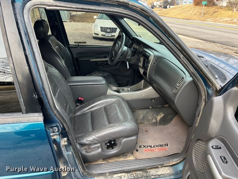 image for item JU9657 2001 Ford Explorer Sport Trac  Crew Cab pickup truck