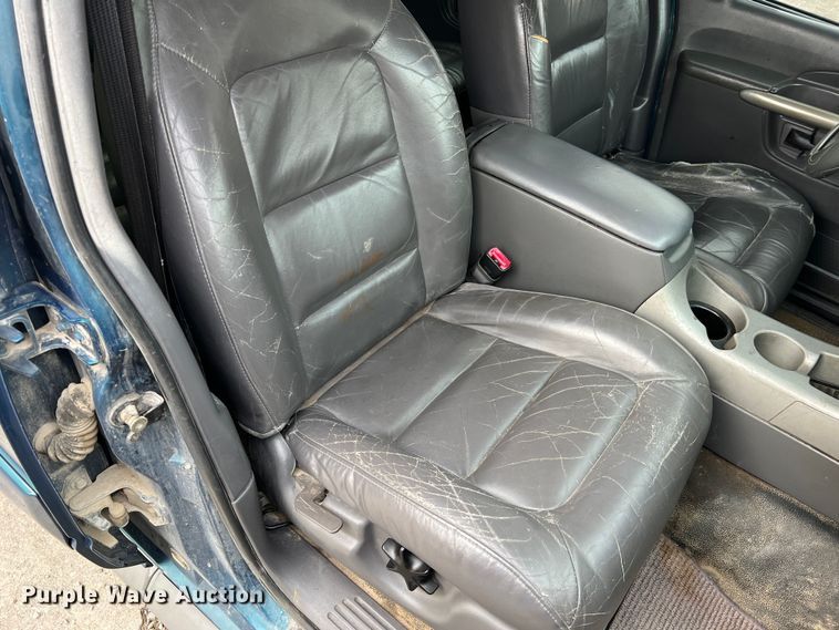 image for item JU9657 2001 Ford Explorer Sport Trac  Crew Cab pickup truck