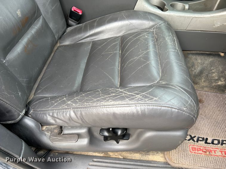 image for item JU9657 2001 Ford Explorer Sport Trac  Crew Cab pickup truck