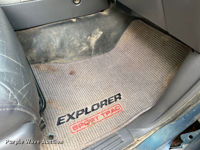 image for item JU9657 2001 Ford Explorer Sport Trac  Crew Cab pickup truck