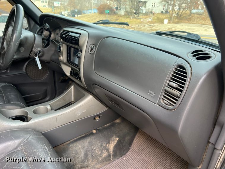 image for item JU9657 2001 Ford Explorer Sport Trac  Crew Cab pickup truck