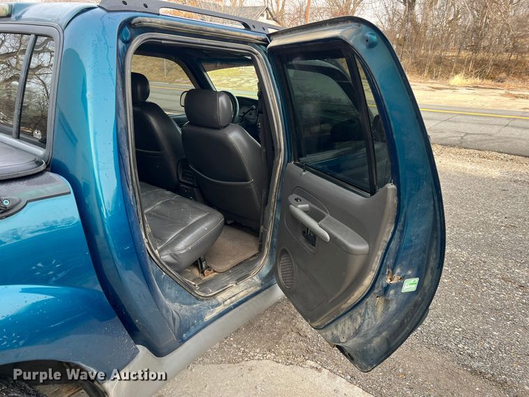 image for item JU9657 2001 Ford Explorer Sport Trac  Crew Cab pickup truck