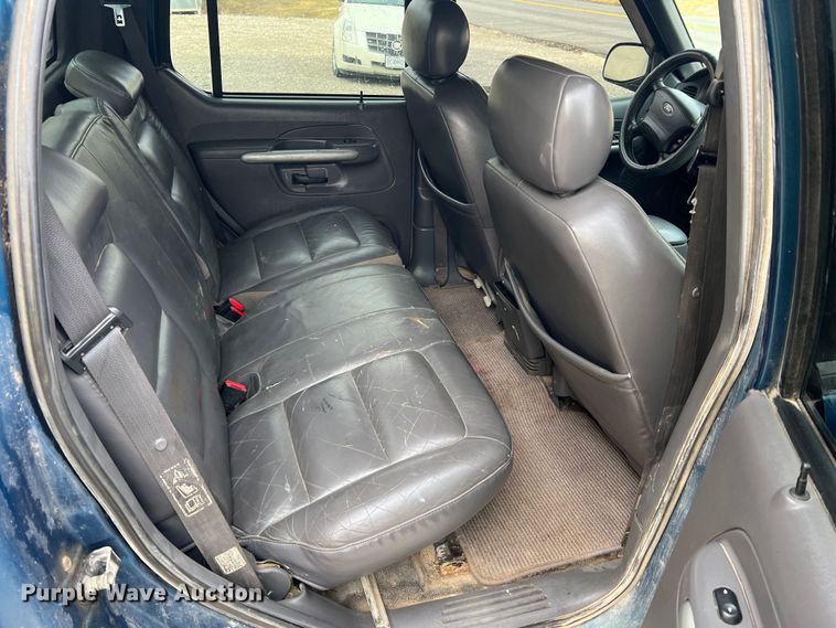 image for item JU9657 2001 Ford Explorer Sport Trac  Crew Cab pickup truck