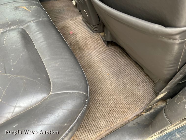 image for item JU9657 2001 Ford Explorer Sport Trac  Crew Cab pickup truck