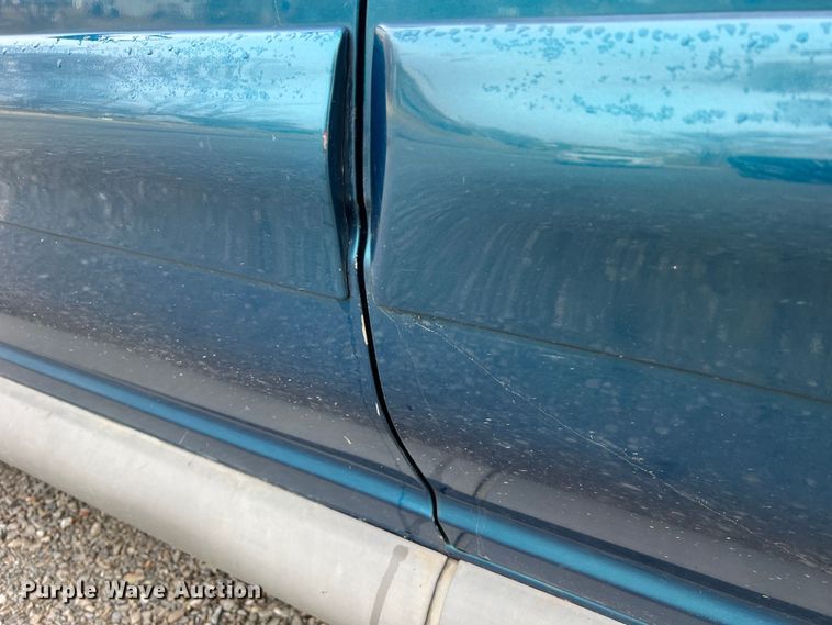 image for item JU9657 2001 Ford Explorer Sport Trac  Crew Cab pickup truck