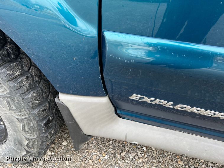 image for item JU9657 2001 Ford Explorer Sport Trac  Crew Cab pickup truck