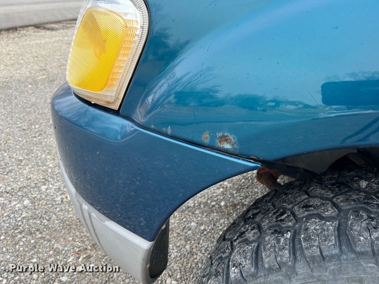 image for item JU9657 2001 Ford Explorer Sport Trac  Crew Cab pickup truck