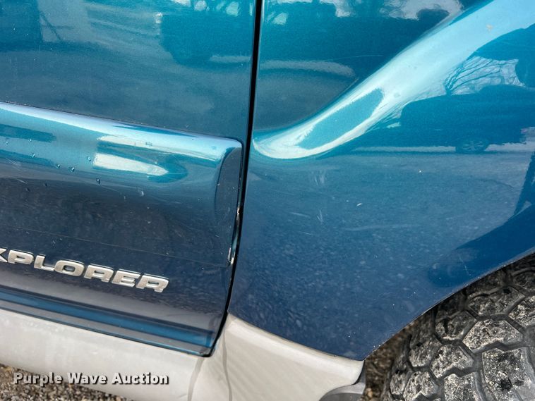 image for item JU9657 2001 Ford Explorer Sport Trac  Crew Cab pickup truck