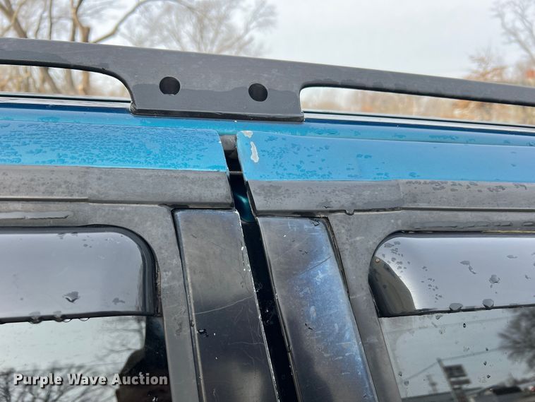 image for item JU9657 2001 Ford Explorer Sport Trac  Crew Cab pickup truck