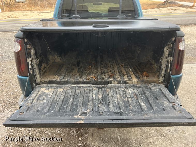 image for item JU9657 2001 Ford Explorer Sport Trac  Crew Cab pickup truck