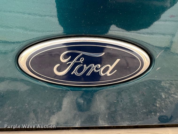 image for item JU9657 2001 Ford Explorer Sport Trac  Crew Cab pickup truck