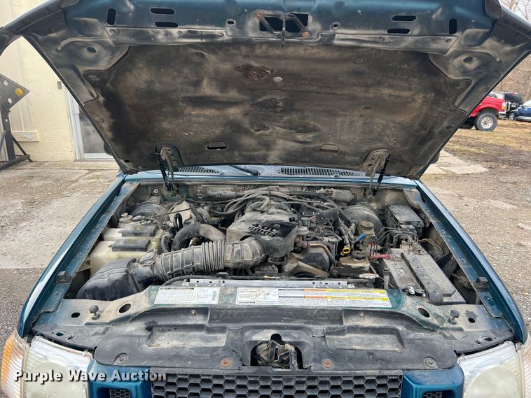 image for item JU9657 2001 Ford Explorer Sport Trac  Crew Cab pickup truck