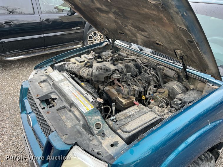 image for item JU9657 2001 Ford Explorer Sport Trac  Crew Cab pickup truck