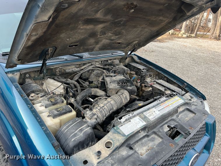 image for item JU9657 2001 Ford Explorer Sport Trac  Crew Cab pickup truck