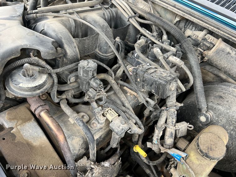 image for item JU9657 2001 Ford Explorer Sport Trac  Crew Cab pickup truck