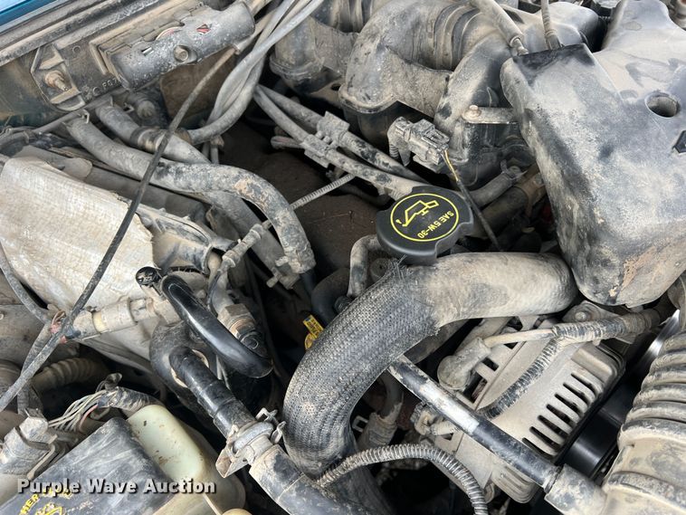 image for item JU9657 2001 Ford Explorer Sport Trac  Crew Cab pickup truck