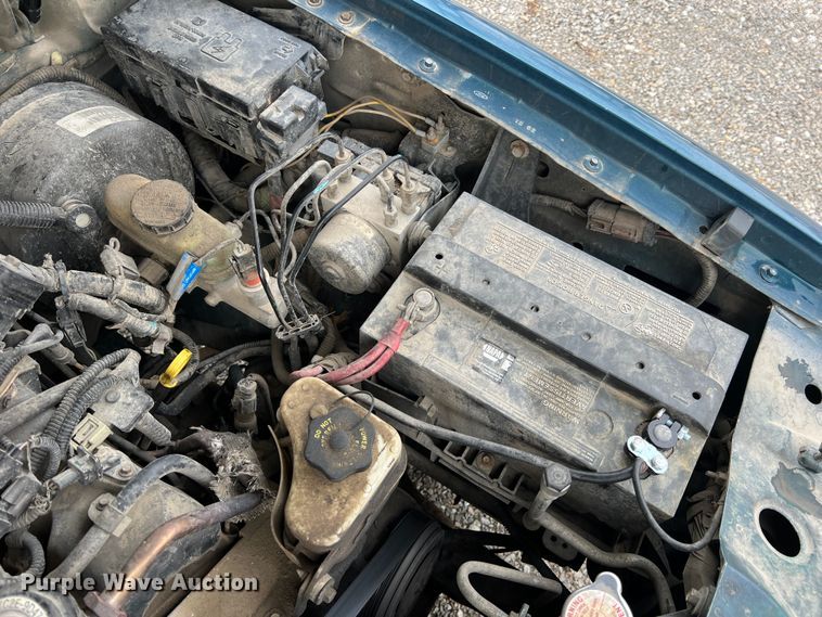 image for item JU9657 2001 Ford Explorer Sport Trac  Crew Cab pickup truck