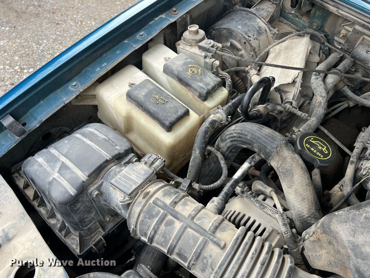 image for item JU9657 2001 Ford Explorer Sport Trac  Crew Cab pickup truck