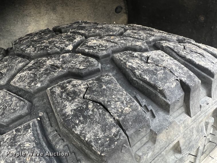 image for item JU9657 2001 Ford Explorer Sport Trac  Crew Cab pickup truck