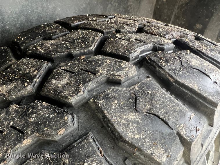 image for item JU9657 2001 Ford Explorer Sport Trac  Crew Cab pickup truck