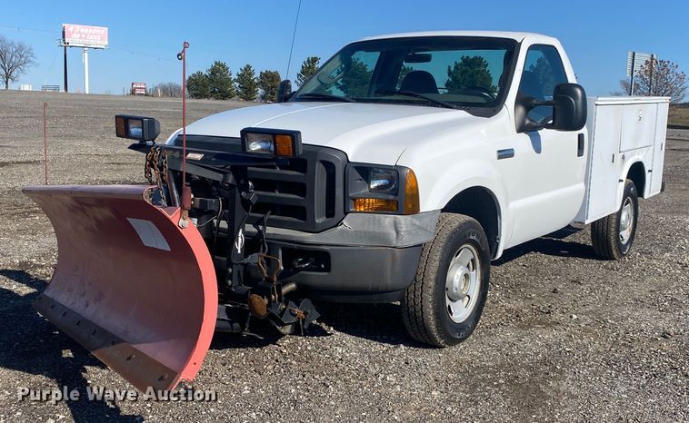 image for item JW9186 2005 Ford F250 Super Duty  utility bed pickup truck