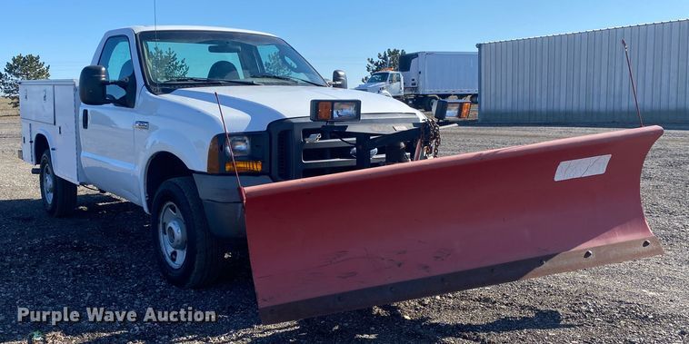 image for item JW9186 2005 Ford F250 Super Duty  utility bed pickup truck