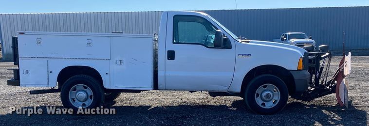 image for item JW9186 2005 Ford F250 Super Duty  utility bed pickup truck