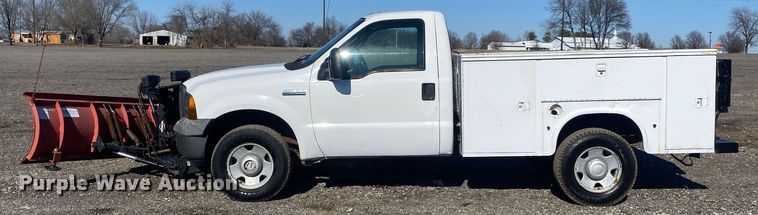 image for item JW9186 2005 Ford F250 Super Duty  utility bed pickup truck