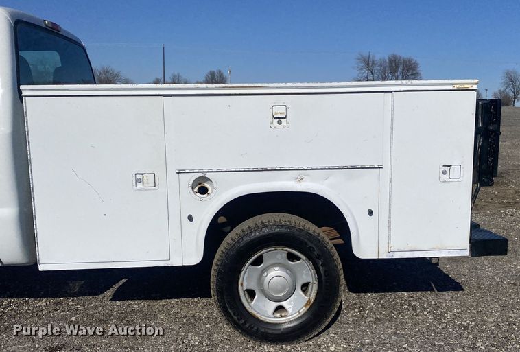 image for item JW9186 2005 Ford F250 Super Duty  utility bed pickup truck