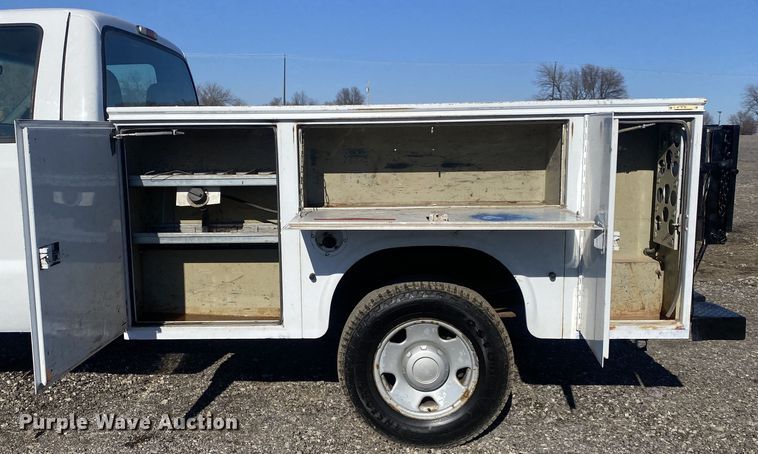 image for item JW9186 2005 Ford F250 Super Duty  utility bed pickup truck