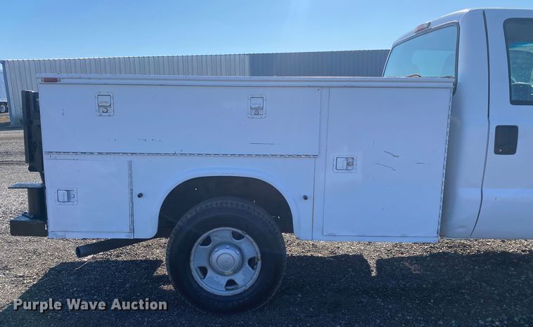 image for item JW9186 2005 Ford F250 Super Duty  utility bed pickup truck