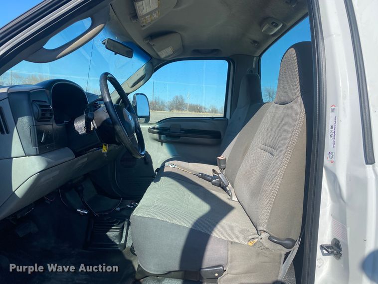 image for item JW9186 2005 Ford F250 Super Duty  utility bed pickup truck