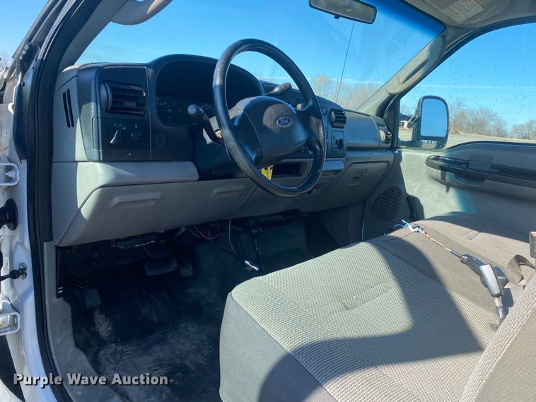 image for item JW9186 2005 Ford F250 Super Duty  utility bed pickup truck