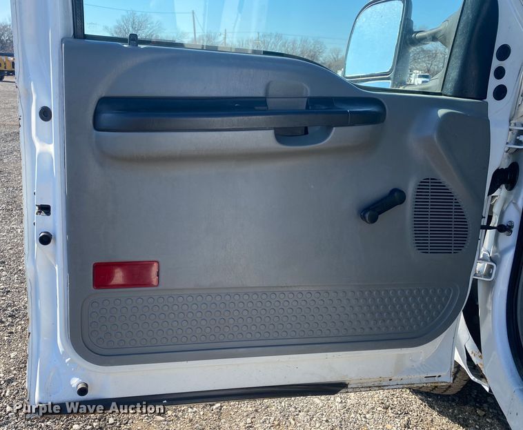 image for item JW9186 2005 Ford F250 Super Duty  utility bed pickup truck