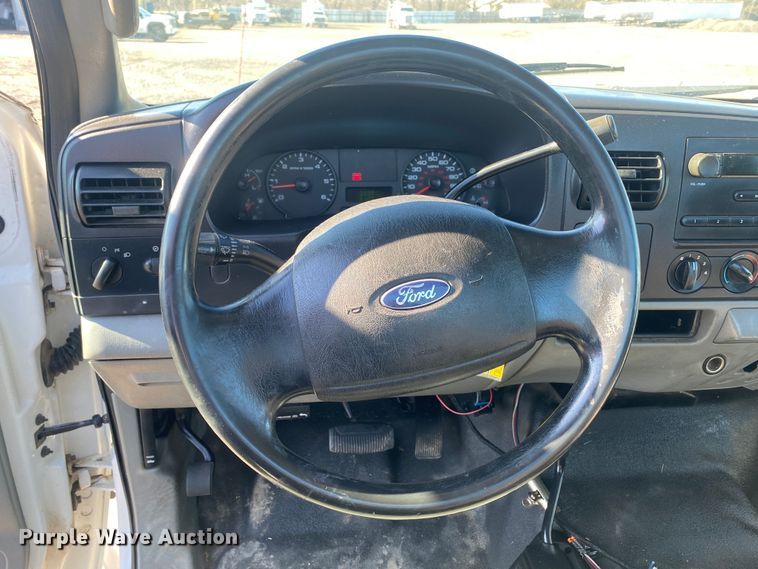 image for item JW9186 2005 Ford F250 Super Duty  utility bed pickup truck