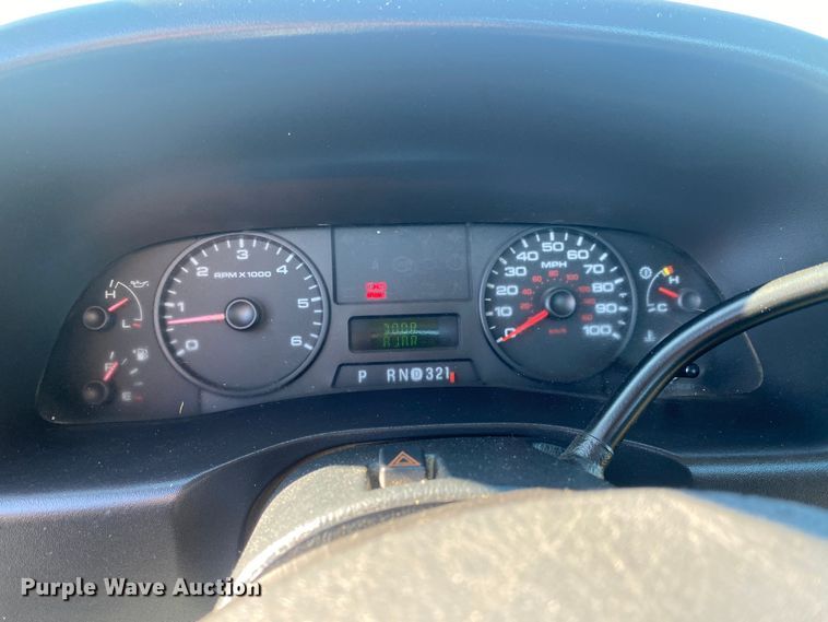 image for item JW9186 2005 Ford F250 Super Duty  utility bed pickup truck