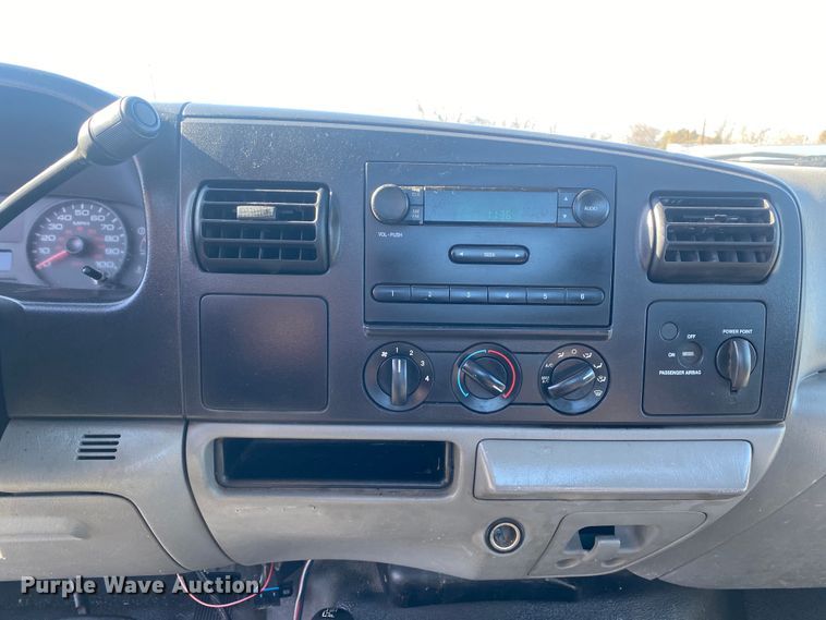 image for item JW9186 2005 Ford F250 Super Duty  utility bed pickup truck